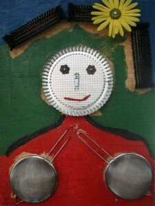 Mujer con flor amarillo