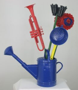 Regadera con iris negro, clavel, tulipán y crisantemo azul