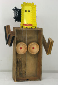 Chico y chica en una caja