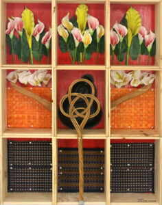 Mujer desnuda con una cesta llena de calas