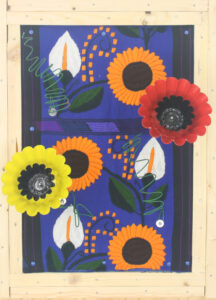 Calas, girasoles y amapola roja