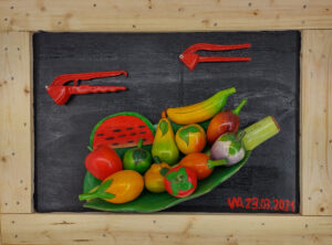 Dos pájaros rojos sobrevuelen un frutero