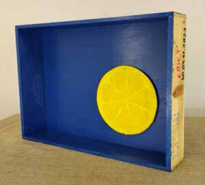 Caja de ostras azul con un trozo de limón II