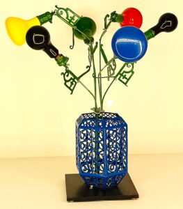 Florero azul con ramo de flores