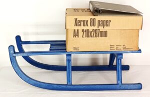 Trineo con caja de cartón XEROX y carpeta LEITZ
